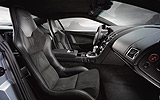 Aston Martin DBS. Modelo 2008. Imagen. Interior. Asientos ligeros. Estructura compuesta de carbono y Kevlar. Sistema de navegaci�n v�a sat�lite. Conector USB.