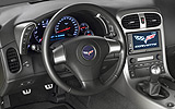 Corvette Z06. Modelo 2008. Imagen. Interior. Volante forrado en piel. Control de audio. XM Radio 6. Sistema de audio AM/FM. Reproductor CD/ MP3.