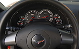 Corvette Z06. Modelo 2008. Imagen. Interior. Panel de instrumentos. Veloc�metro. Rpm del motor. Consumo combustible. Presi�n de aceite. Temperatura de l�quido refrigerante. Centro informaci�n para el conductor (DIC).