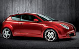 Alfa Romeo MiTo. Modelo 2009. Imagen exterior. Lateral. Coche parado. Estudio. Rojo Giulietta. Llantas de aleaci�n ligera de 18 pulgadas.