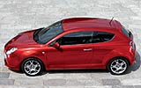 Alfa Romeo MiTo. Modelo 2009. Imagen exterior. Lateral cenital. Coche parado. Carretera. Rojo Giulietta. Llantas de aleaci�n ligera de 18 pulgadas.
