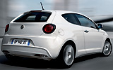 Alfa Romeo MiTo. Modelo 2009. Imagen exterior. Posterior lateral. Movimiento. Carretera. Blancospino.