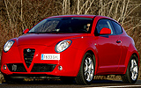 Alfa Romeo MiTo. Modelo 2009. Imagen exterior. Frontal lateral. Coche parado. Carretera. Rojo Giulietta. Llantas de aleaci�n ligera de 17 pulgadas.
