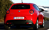 Alfa Romeo MiTo. Modelo 2009. Imagen exterior. Posterior. Coche parado. Carretera. Rojo Giulietta. Llantas de aleaci�n ligera de 17 pulgadas.
