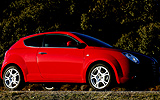 Alfa Romeo MiTo. Modelo 2009. Imagen exterior. Lateral. Coche parado. Carretera. Rojo Giulietta. Llantas de aleaci�n ligera de 17 pulgadas.