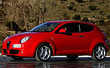 Alfa Romeo MiTo. Modelo 2009. Imagen exterior. Frontal lateral. Coche parado. Carretera. Rojo Giulietta. Llantas de aleaci�n ligera de 17 pulgadas.