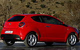 Alfa Romeo MiTo. Modelo 2009. Imagen exterior. Posterior lateral. Coche parado. Carretera. Rojo Giulietta. Llantas de aleaci�n ligera de 17 pulgadas.