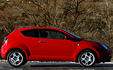 Alfa Romeo MiTo. Modelo 2009. Imagen exterior. Lateral. Coche parado. Carretera. Rojo Giulietta. Llantas de aleaci�n ligera de 17 pulgadas.