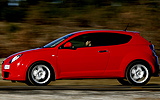 Alfa Romeo MiTo. Modelo 2009. Imagen exterior. Lateral. Movimiento. Carretera. Rojo Giulietta. Llantas de aleaci�n ligera de 17 pulgadas.
