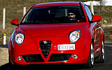 Alfa Romeo MiTo. Modelo 2009. Imagen exterior. Frontal. Movimiento. Carretera. Rojo Giulietta. Llantas de aleaci�n ligera de 17 pulgadas.