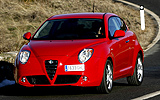 Alfa Romeo MiTo. Modelo 2009. Imagen exterior. Frontal lateral. Movimiento. Carretera. Rojo Giulietta. Llantas de aleaci�n ligera de 17 pulgadas.
