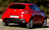 Alfa Romeo MiTo. Modelo 2009. Imagen exterior. Lateral posterior. Movimiento. Carretera. Rojo Giulietta. Llantas de aleaci�n ligera de 17 pulgadas.