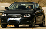 Audi A3. Modelo 2008. Imagen exterior. Frontal lateral. Movimiento. Carretera. Negro.