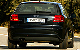 Audi A3. Modelo 2008. Imagen exterior. Posterior. Movimiento. Carretera. Negro.