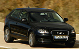 Audi A3. Modelo 2008. Imagen exterior. Frontal lateral cenital. Movimiento. Carretera. Negro.