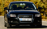 Audi A3. Modelo 2008. Imagen exterior. Frontal. Coche parado. Carretera. Negro.