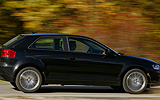 Audi A3. Modelo 2008. Imagen exterior. Lateral. Movimiento. Carretera. Negro.