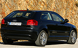 Audi A3. Modelo 2008. Imagen exterior. Lateral. Coche parado. Carretera. Negro.