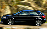 Audi A3. Modelo 2008. Imagen exterior. Latera. Movimiento. Carretera. Negro.