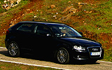 Audi A3. Modelo 2008. Imagen exterior. Lateral. Coche parado. Carretera. Negro.