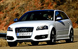 Audi S3. Modelo 2008. Sportback. Imagen. Movimiento. Lateral izquierdo frontal. Blanco