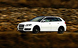 Audi S3. Modelo 2008. Sportback. Imagen. Movimiento. Lateral derecho frontal. Blanco