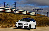 
Audi S3. Modelo 2008. Sportback. Imagen. Coche parado. Frontal lateral. Carretera. Blanco