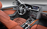 Audi A4 Avant. Modelo 2009. Imagen. Interior. Salpicadero. Volante multifunci�n deportivo de cuero en dise�o de 3 radios. Palanca de cambios manual. Climatizador autom�tico de confort. Inserciones en madera de ra�z de nogal marr�n.