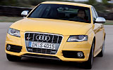 Audi S4. Modelo 2009. Imagen. Exterior. Frontal lateral. Coche en movimiento. Carretera. Amarillo.
