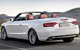 Audi A5 Cabrio. Modelo 2009. Imagen exterior. Posterior lateral. Movimiento. Carretera. Descapotado. Blanco.