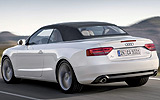 Audi A5 Cabrio. Modelo 2009. Imagen exterior. Posterior lateral. Movimiento. Carretera. Techo de lona sobre la carrocer�a. Blanco.