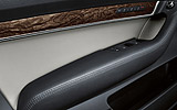 Audi A6 Allroad. Modelo 2009. Imagen. Interior. Detalle puerta. Cuero. Madera.