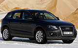Audi Q5. Modelo 2009. Imagen. Exterior. Lateral frontal. Coche parado. Carretera con nieve. Llantas aleaci�n ligeras de 19 pulgadas en dise�o de 10 radios. Negro brillante.