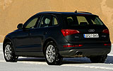 Audi Q5. Modelo 2009. Imagen. Exterior. Lateral posterior. Coche parado. Carretera con nieve. Llantas aleaci�n ligeras de 19 pulgadas en dise�o de 10 radios. Negro brillante.