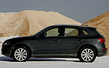 Audi Q5. Modelo 2009. Imagen. Exterior. Lateral. Coche parado. Carretera con nieve. Llantas aleaci�n ligeras de 19 pulgadas en dise�o de 10 radios. Negro brillante.