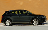 Audi Q5. Modelo 2009. Imagen. Exterior. Lateral. Coche en movimiento. Carretera con nieve. Negro brillante.