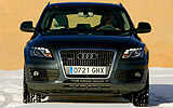 Audi Q5. Modelo 2009. Imagen. Exterior. Frontal. Coche parado. Carretera con nieve. Negro brillante.