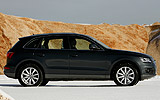 Audi Q5. Modelo 2009. Imagen. Exterior. Lateral. Parado. Coche en carretera con nieve. Llantas aleaci�n ligeras de 19 pulgadas en dise�o de 10 radios. Negro brillante.