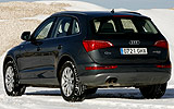 Audi Q5. Modelo 2009. Imagen. Exterior. Lateral Posterior. Parado. Carretera con nieve. Llantas aleaci�n ligeras de 19 pulgadas en dise�o de 10 radios. Negro brillante.