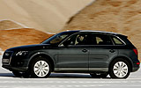 Audi Q5. Modelo 2009. Imagen. Exterior. Lateral. Coche en movimiento. Carretera con nieve. Negro brillante.