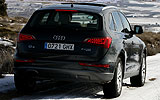 Audi Q5. Modelo 2009. Imagen. Exterior. Posterior. Coche parado. Carretera con nieve. Negro brillante.
