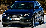Audi Q5. Modelo 2009. Imagen. Exterior. Frontal lateral. Coche parado. Carretera con nieve. Negro brillante.