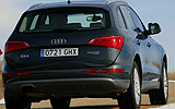 Audi Q5. Modelo 2009. Imagen. Exterior. Posterior lateral. Coche parado. Carretera. Negro brillante.