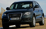 Audi Q5. Modelo 2009. Imagen. Exterior. Frontal. Coche en movimiento. Carretera. Negro brillante.