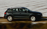 Audi Q5. Modelo 2009. Imagen. Exterior. Lateral. Coche en movimiento. Carretera. Negro brillante.