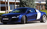 Audi R8. Modelo 2008. Imagen. Exterior. Frontal lateral. Coche parado. Carretera. Llantas aleaci�n ligeras de 19 pulgadas. Azul Mugellon efecto perla.