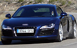 Audi R8. Modelo 2008. Imagen. Exterior. Frontal lateral. Coche en movimiento. Carretera. Azul Mugellon efecto perla.