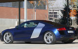 Audi R8. Modelo 2008. Imagen. Exterior. Lateral posterior. Coche parado. Carretera. Llantas aleaci�n ligeras de 19 pulgadas. Azul Mugellon efecto perla.