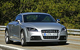 Audi  TTS 2.0 TFSI quattro. Modelo 2009. Coup�. Imagen. Exterior. Lateral frontal. Coche en movimiento. Carretera. Plata.