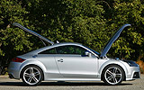 Audi  TTS 2.0 TFSI quattro. Modelo 2009. Coup�. Imagen. Exterior. Lateral. Coche parado. Carretera. Port�n maletero abierto. Cap� levantado. Llantas aleaci�n ligera de 18 pulgadas en dise�o de 5 brazos. Plata.